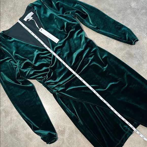 NWT Adelyn Rae Emerald Green Velvet Wrap Dress - Picture 4 of 9